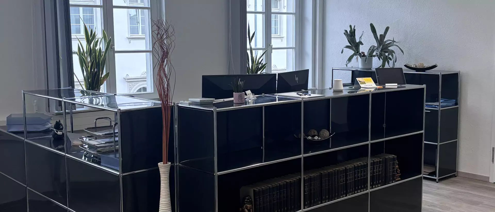 Büro der Kanzlei KUJUS Strafverteidigung in Leipzig mit Empfangstresen und Regal