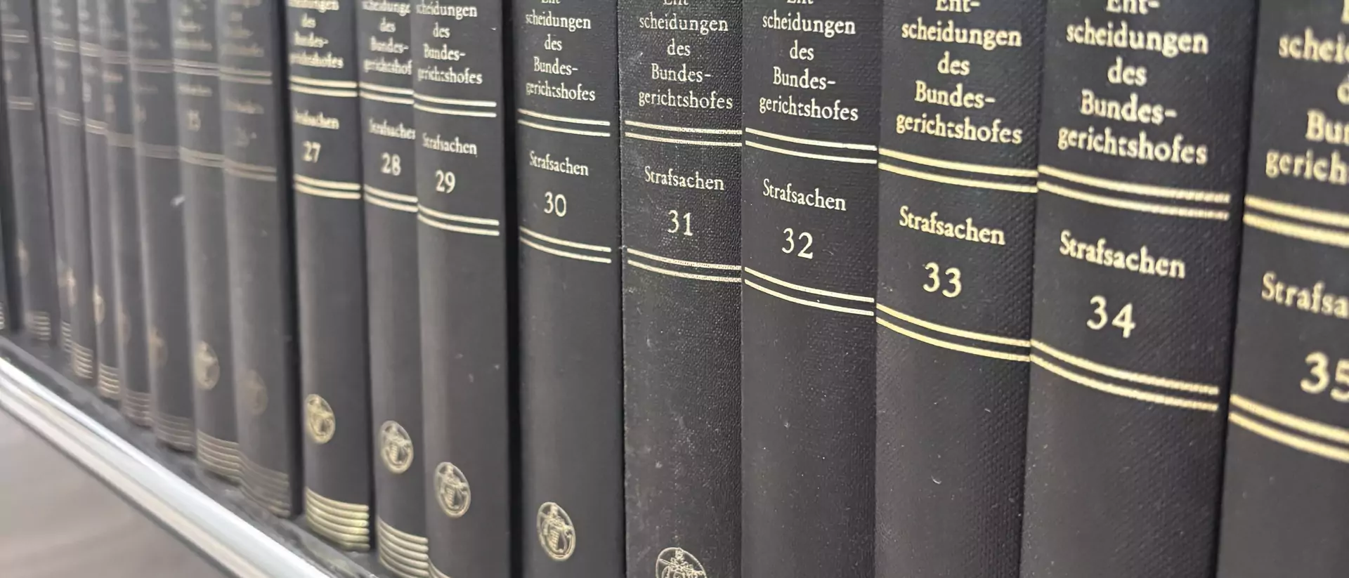 Entscheidungen des Bundesgerichtshofs in Strafsachen im Regal der Kanzlei KUJUS Strafverteidigung in Leipzig