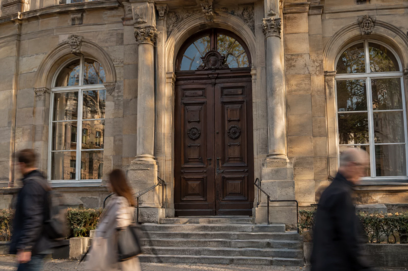 Eingangsportal eines Amtsgerichts aus Sandstein, wo Verfahren wegen falscher Versicherung an Eides Statt verhandelt werden.