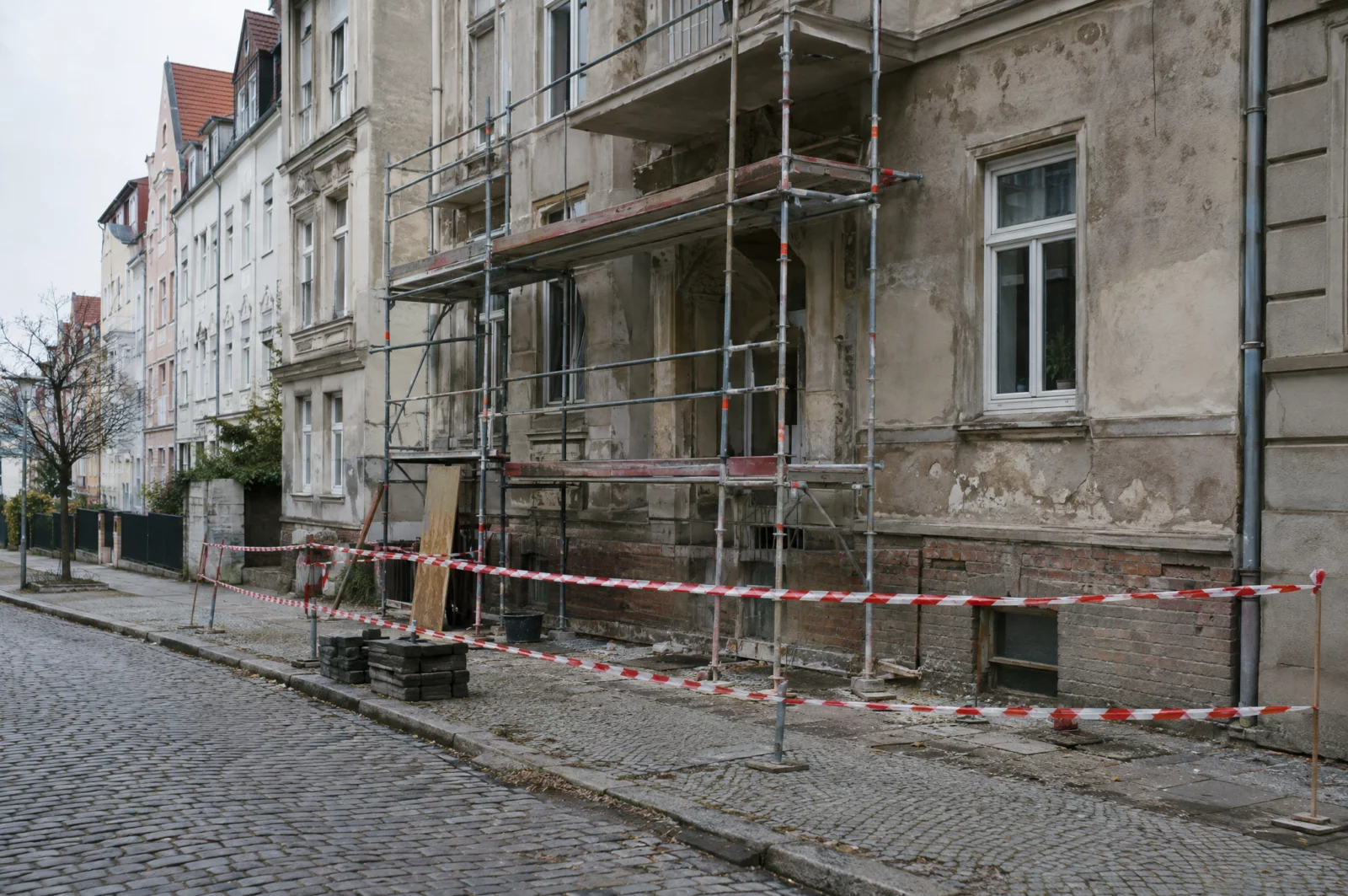 Mit Flatterband abgesperrte Baustelle an einem Gerüst, Ausgangspunkt möglicher Ermittlungen wegen fahrlässiger Tötung.