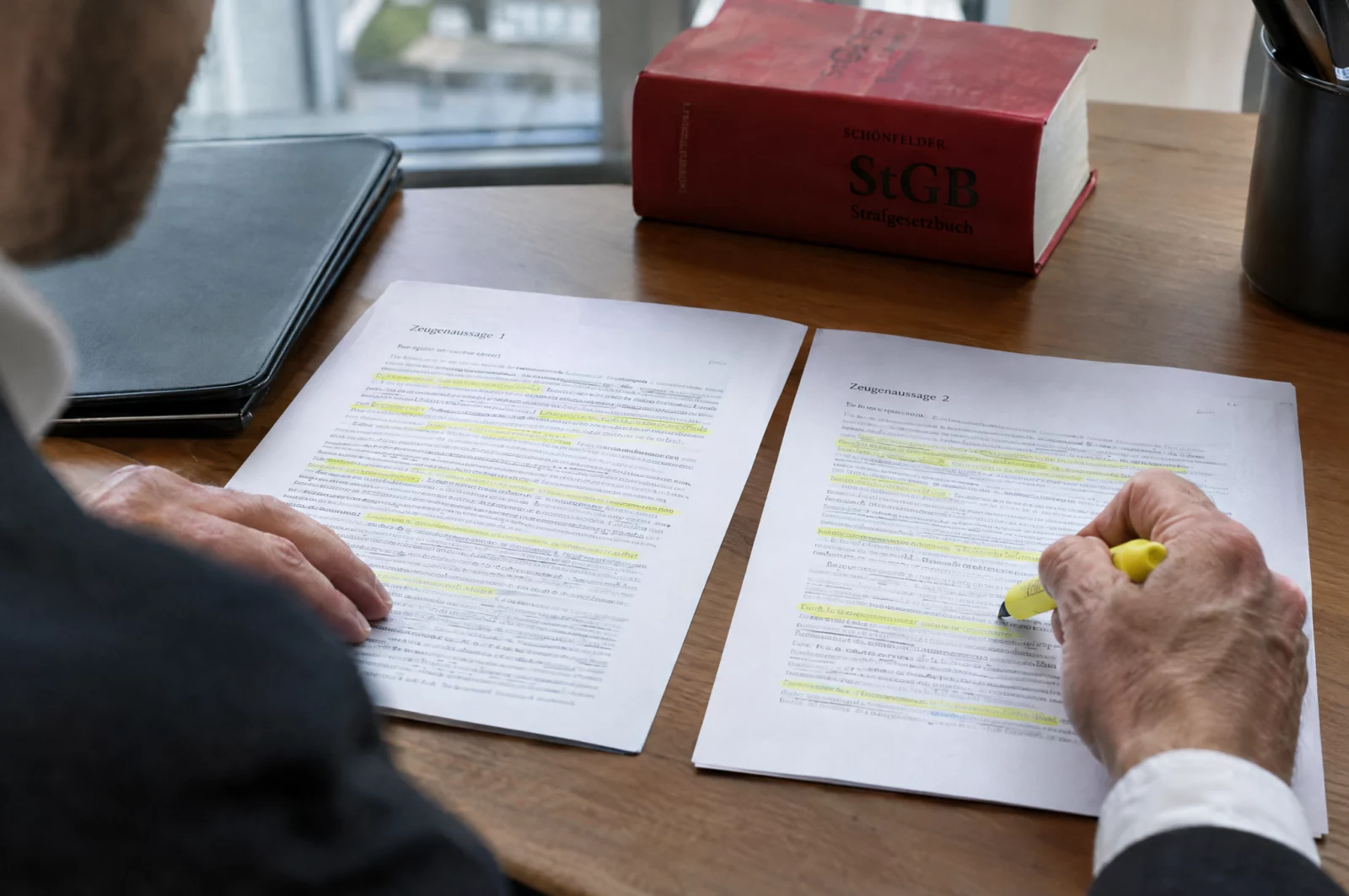 Falsche Verdächtigung - § 164 StGB Ein Strafverteidiger markiert Widersprüche in zwei Zeugenaussagen – zentral bei der Verteidigung gegen eine falsche Verdächtigung.