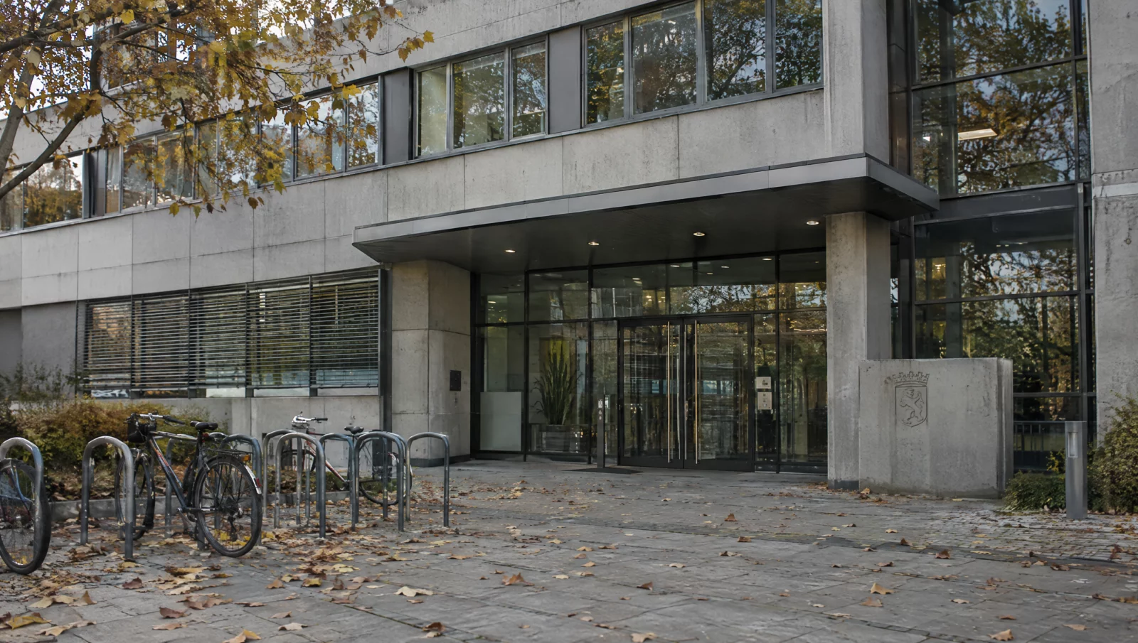 Moderner Justizbau aus Beton und Glas im Herbst, in dem das Jugendgericht über Strafen im Jugendstrafrecht entscheidet.