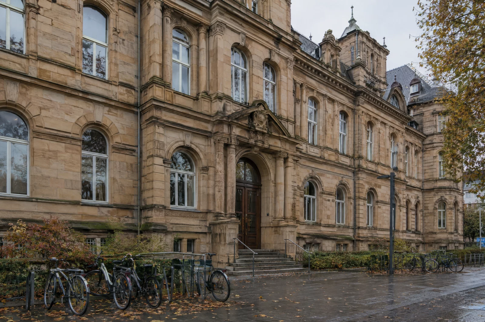 Gründerzeitliches Amtsgericht aus Sandstein mit Fahrrädern davor, zuständig bei Vorwürfen der Kinder- und Jugendpornografie.