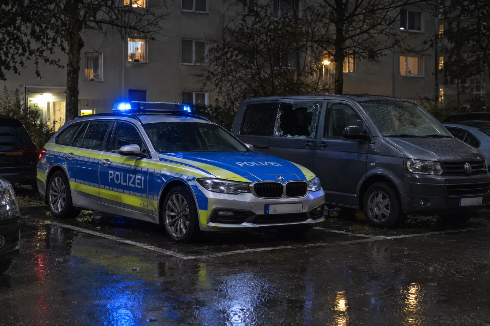 Besonders schwerer Diebstahl - § 243 StGB Streifenwagen mit Blaulicht steht nachts neben einem Transporter mit eingeschlagener Scheibe, Einsatz wegen schweren Diebstahls.