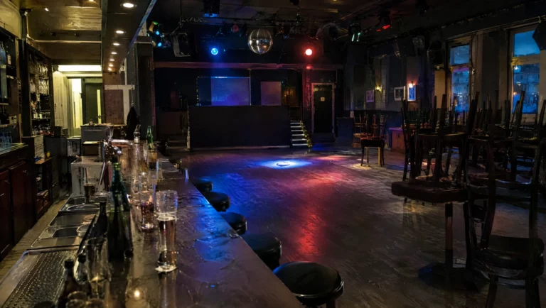 Ein leerer Club nach Feierabend mit hochgestellten Stühlen – viele Vorwürfe sexueller Belästigung entstehen beim Feiern.