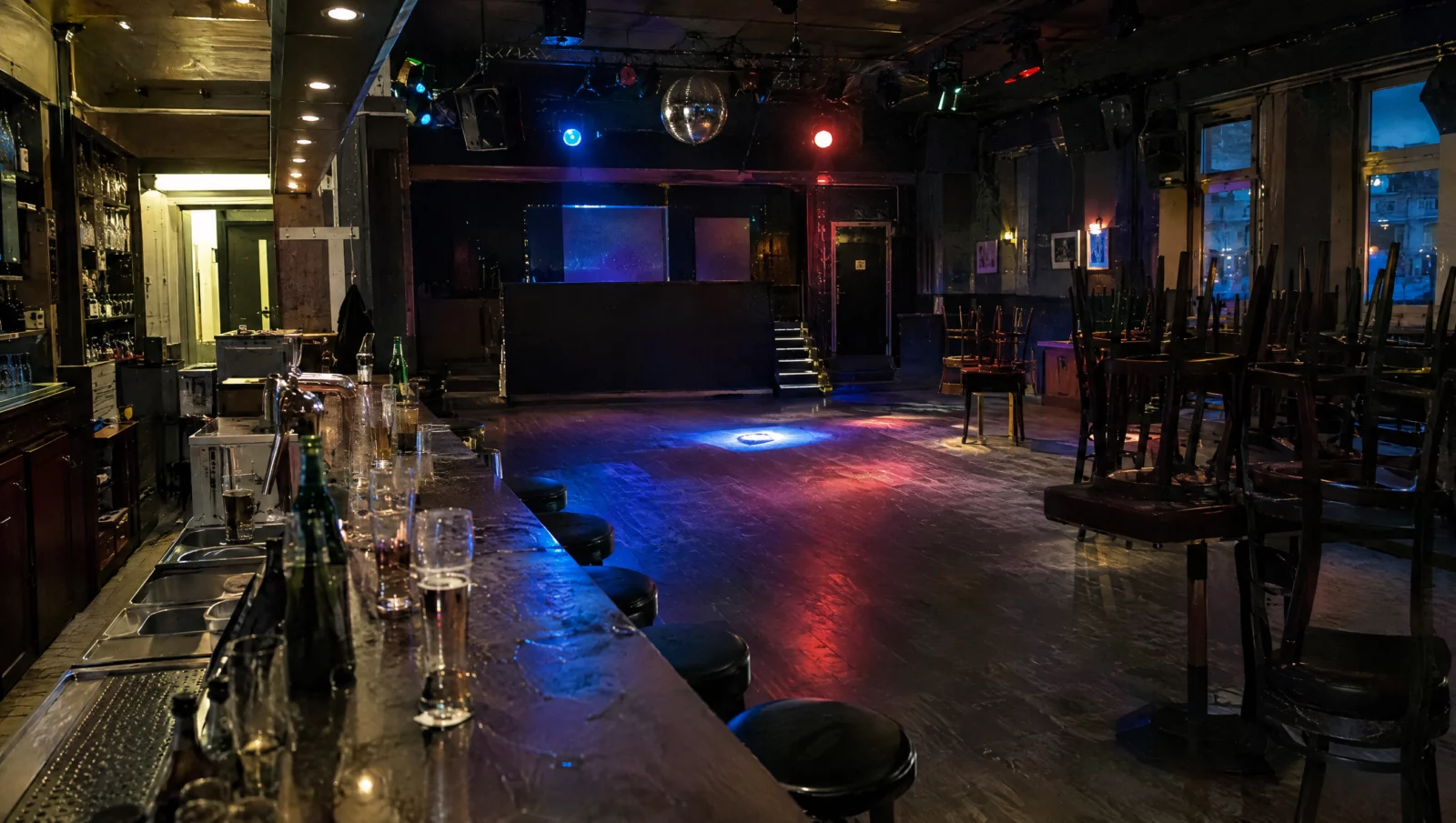 Ein leerer Club nach Feierabend mit hochgestellten Stühlen – viele Vorwürfe sexueller Belästigung entstehen beim Feiern.