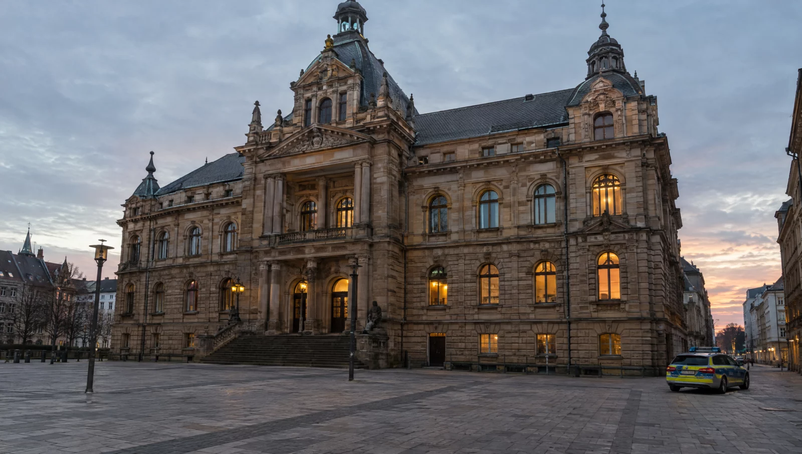 Sandsteinfassade eines Landgerichts in der Abenddämmerung, wo das Schwurgericht über den Vorwurf des Totschlags verhandelt.